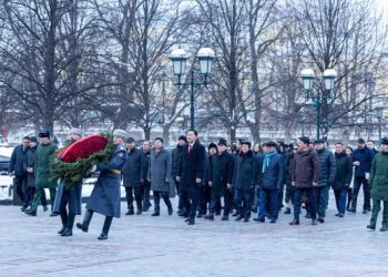 Монгол Улсын Их Хурлын дарга Н.Учрал “Нэр үл мэдэгдэх цэргийн хөшөө”-нд цэцэг өргөв