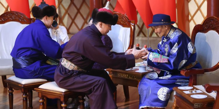 Монгол Улсын Ерөнхийлөгч, УИХ-ын дарга, Ерөнхий сайд нар азай буурлуудын амар мэндийг айлтган золгов