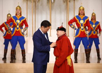 Ардын багш Д.Сэрээтэрт Хөдөлмөрийн баатар цол хүртээлээ