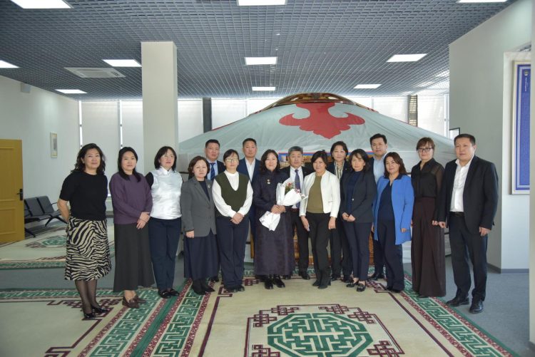 Монгол улсын дээд шүүхийн шүүгч, иргэний хэргийн танхимын тэргүүн Гүррагчаагийн Алтанчимэгийг гавьяат хуульч цолоор шагналаа