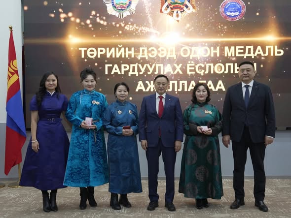 Сар шинийн баярыг тохиолдуулан монгол улсын төрийн дээд шагнал, одон, медаль гардуулав