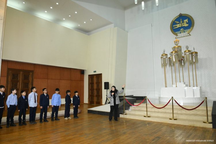 “Парламентын боловсрол” хөтөлбөрийн аялалд Нийслэлийн ерөнхий боловсролын 62, 141 дүгээр сургуулийн сурагчид оролцлоо