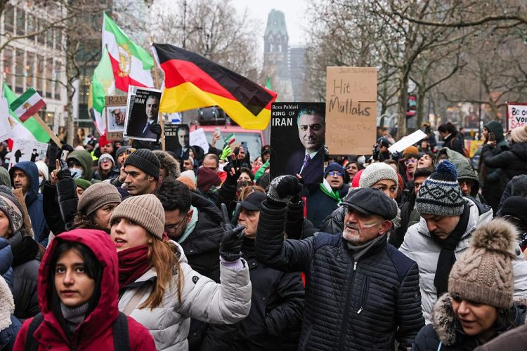 Хилийн чанадад суугаа иран иргэд олон хотод эсэргүүцлийн жагсаал хийв