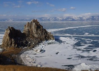 Байгаль нуурын Ольхон арал дээр 3000 гаруй жуулчин гацжээ