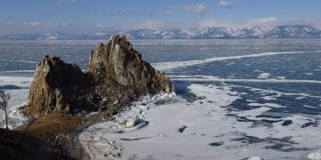 Байгаль нуурын Ольхон арал дээр 3000 гаруй жуулчин гацжээ