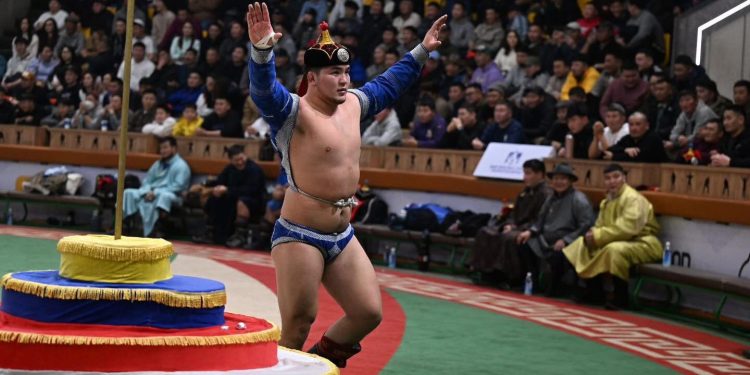 Бөхчүүдийн чансааг Э.Батмагнай, Н.Амгаланбаатар нар тэргүүлж байна