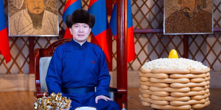 Монгол Улсын Их Хурлын дарга Н.Учрал “Сүрээр дарагч” хэмээх гал улаан морин жилийн Сар шинийн мэндчилгээ дэвшүүллээ