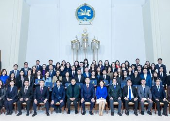 Хуулийн төсөл боловсруулагчдад гэрчилгээ, сургагч багш нарт батламж гардууллаа