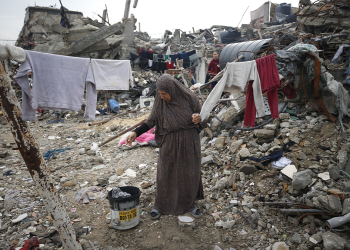 Газад сүйрсэн гэр орны туурин дээрээс гэр бүлийнхээ сургийг хайсаар