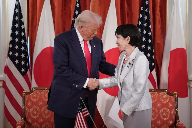 Японы Ерөнхий сайд Такаичид АНУ-ын Ерөнхийлөгч Дональд Трамп баяр хүргэв