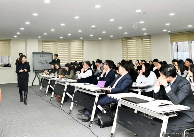 Улсын Их Хурал дахь намын бүлгийн ажилтнууд, гишүүний туслах, зөвлөхүүд магадлан итгэмжлэгдсэн сургалтад хамрагдаж байна