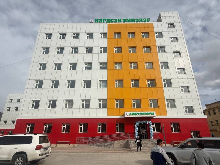 БАЯН-ӨЛГИЙ АЙМГИЙН НЭГДСЭН ЭМНЭЛЭГ 100 ОРТОЙ ШИНЭ БАРИЛГАА АШИГЛАЛТАД ОРУУЛЛАА