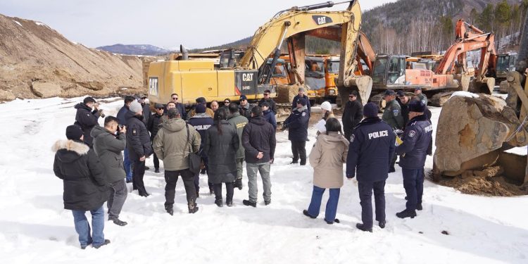 Хууль бусаар алт олборлож байгаа нэр бүхий ААН-үүдийн тусгай зөвшөөрлийг цуцална