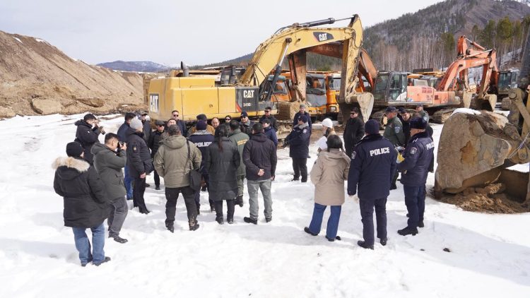 Хууль бусаар алт олборлож байгаа нэр бүхий ААН-үүдийн тусгай зөвшөөрлийг цуцална