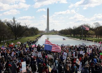 Трампыг эсэргүүцэн жагсаж байна