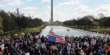 Трампыг эсэргүүцэн жагсаж байна
