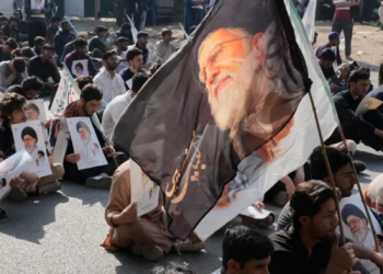 Ираныг гурван хүний бүрэлдэхүүнтэй зөвлөл түр удирдана