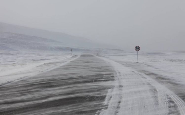 Зүүн аймгуудад цасан шуурга шуурч, зам даваанд халтиргаа үүсэхийг анхааруулав