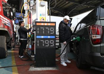 Өмнөд Солонгос шатахууны үнийн дээд хязгаарыг түр тогтоолоо