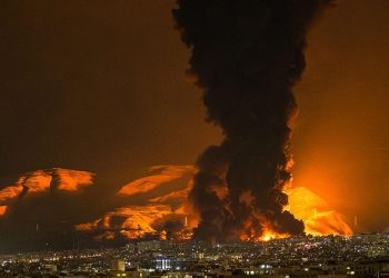 Израиль Ираны газрын тосны агуулахад цохилт өгч, дөрвөн ажилтан амиа алджээ