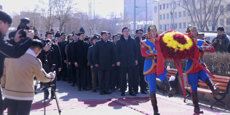 Монголын төр, нийгмийн нэрт зүтгэлтэн Ж.Батмөнх агсны хөшөөнд цэцэг өргөж, хүндэтгэл үзүүллээ