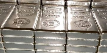 Алт, мөнгөний үнэ унажээ