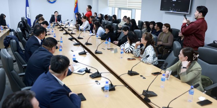 ҮЕ ТЭНГИЙН ДЭЭРЭЛХЭЛТИЙН ЭСРЭГ 22 СУРГУУЛЬ ХАМТАРЧ АЖИЛЛАНА