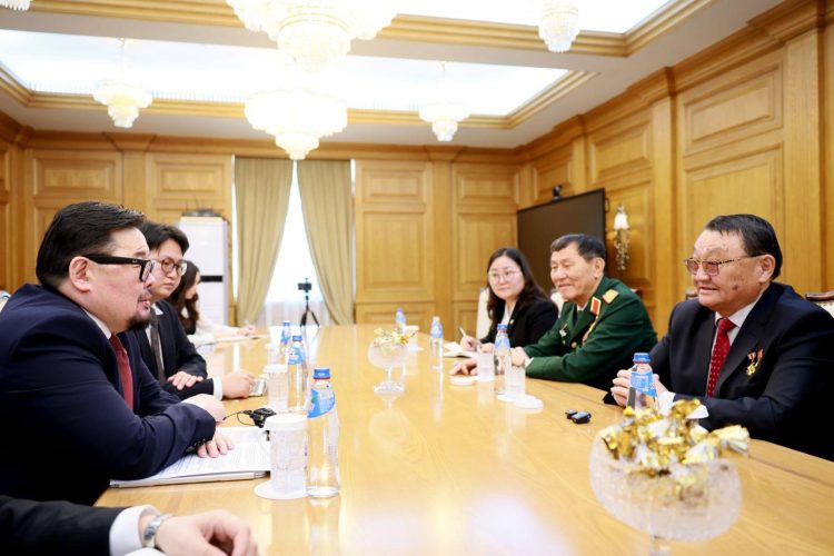 ЕРӨНХИЙ САЙД Г.ЗАНДАНШАТАР МОНГОЛ, ВЬЕТНАМ УЛСЫН САНСРЫН БААТРУУДЫГ ХҮЛЭЭН АВЧ УУЛЗЛАА