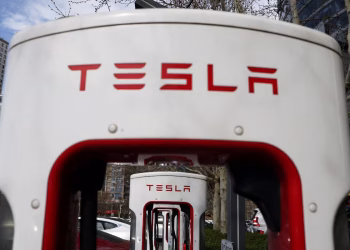 Цахилгаан автомашины борлуулалтаар Tesla дахин тэргүүлж эхэлжээ