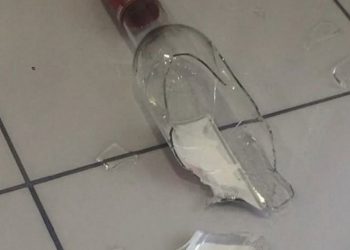 Нэгнээ архины шилээр зүсэж хүнд гэмтээжээ