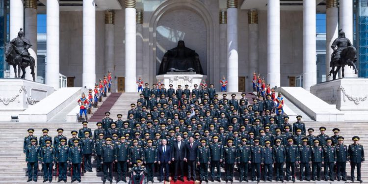 Монгол Улсын Ерөнхий сайд Н.Учрал генерал цолтнуудад хүндэтгэл үзүүллээ