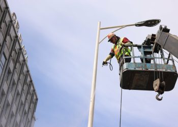 Гэрэлтүүлгийн ил задгай кабель, тагийг засварлах солих, угаах ажил үргэлжилж байна