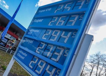 Германд шатахууны үнэ “тэнгэрт гарчээ”