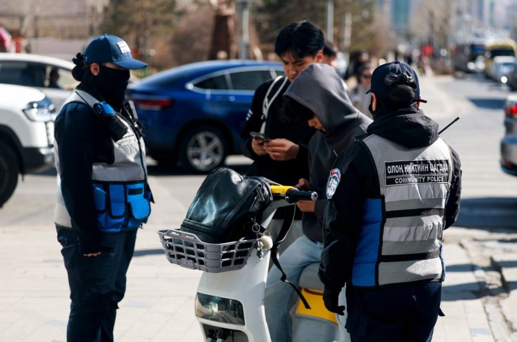 Скүүтер, мопедтой иргэд ихэвчлэн чихэвчтэй, хоёулаа сундалж явж байгаа нь эрсдэлийг нэмэгдүүлж байна