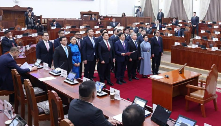 Н.Учралын Засгийн газар: Найман сайд улирч, 11 сайдыг шинээр томиллоо