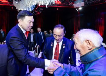 Ерөнхий сайд Н.Учрал эх орон, ард түмнийхээ төлөө зүтгэсэн эрхэм баатрууддаа хүндэтгэл үзүүллээ