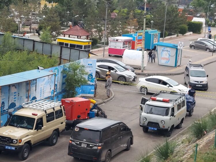 Жуковын хөшөөний арын 6000 ам метр газрын хашааг нийслэлээс буулгаж байна