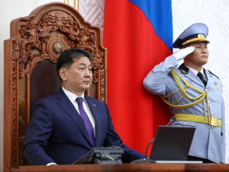 Монгол Улсын Ерөнхийлөгч У.Хүрэлсүх төрийн дээд одон медаль гардуулна