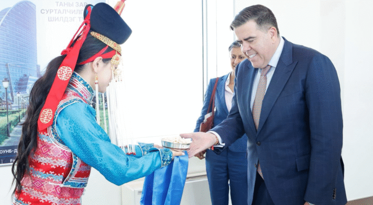 Австралийн Холбооны Улсын парламентын дарга Милтон Дик Монгол Улсад албан ёсны айлчлал хийхээр хүрэлцэн ирлээ